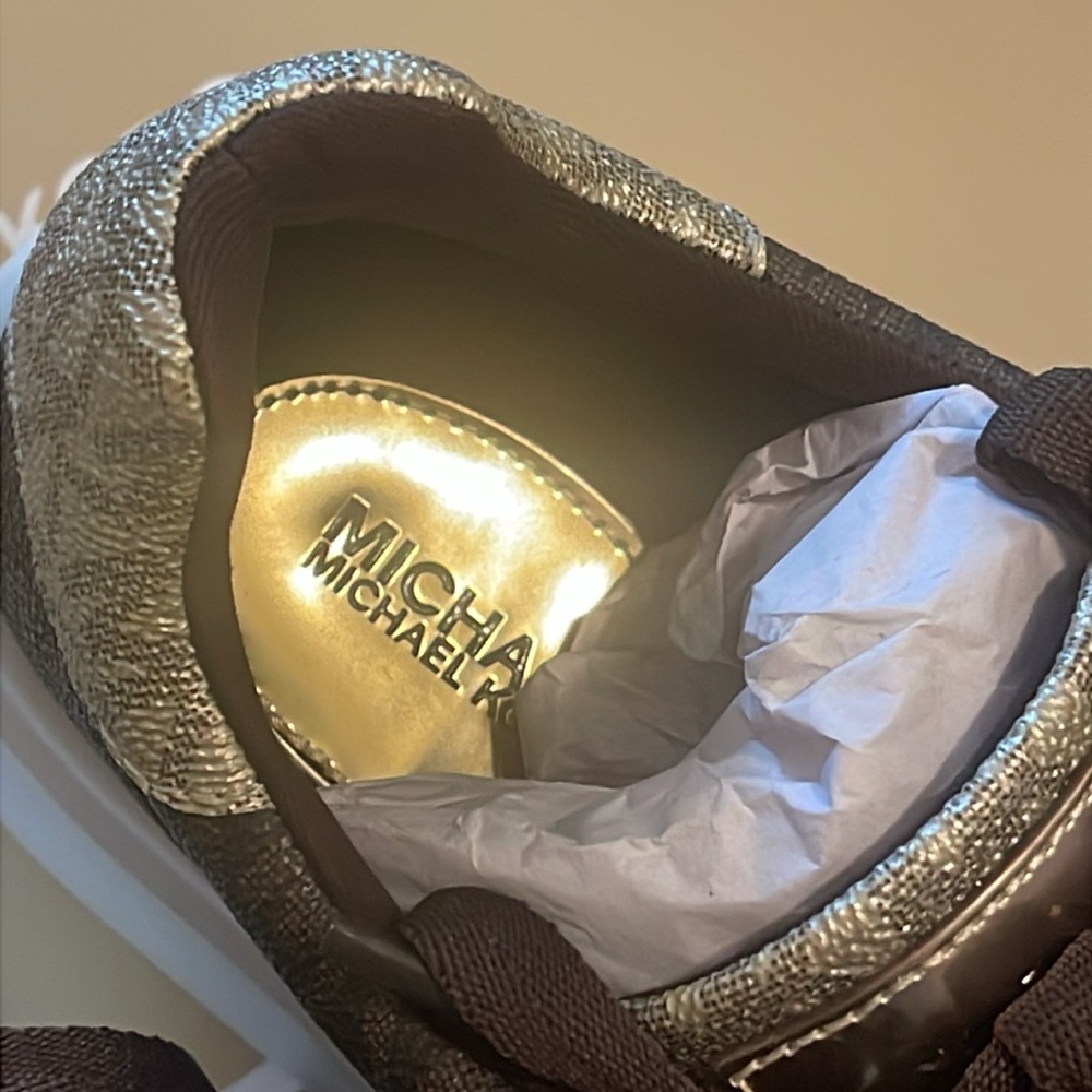 Metallic Two-Tone Signature Logo Platform Sneaker. Size 7 - Picture 7 of 7